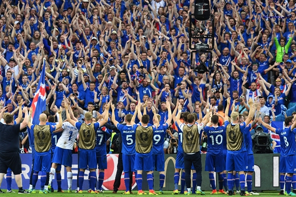 Iceland's players celebrate after the Euro 2016 group F football match between Iceland and Austria at the Stade de France stadium in Saint-Denis, near Paris on June 22, 2016. / AFP / FRANCK FIFE (Photo credit should read FRANCK FIFE/AFP/Getty Images)